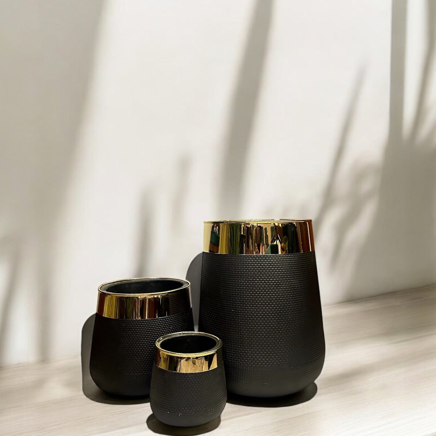 BLACK FIBER POT WITH GOLDEN RING