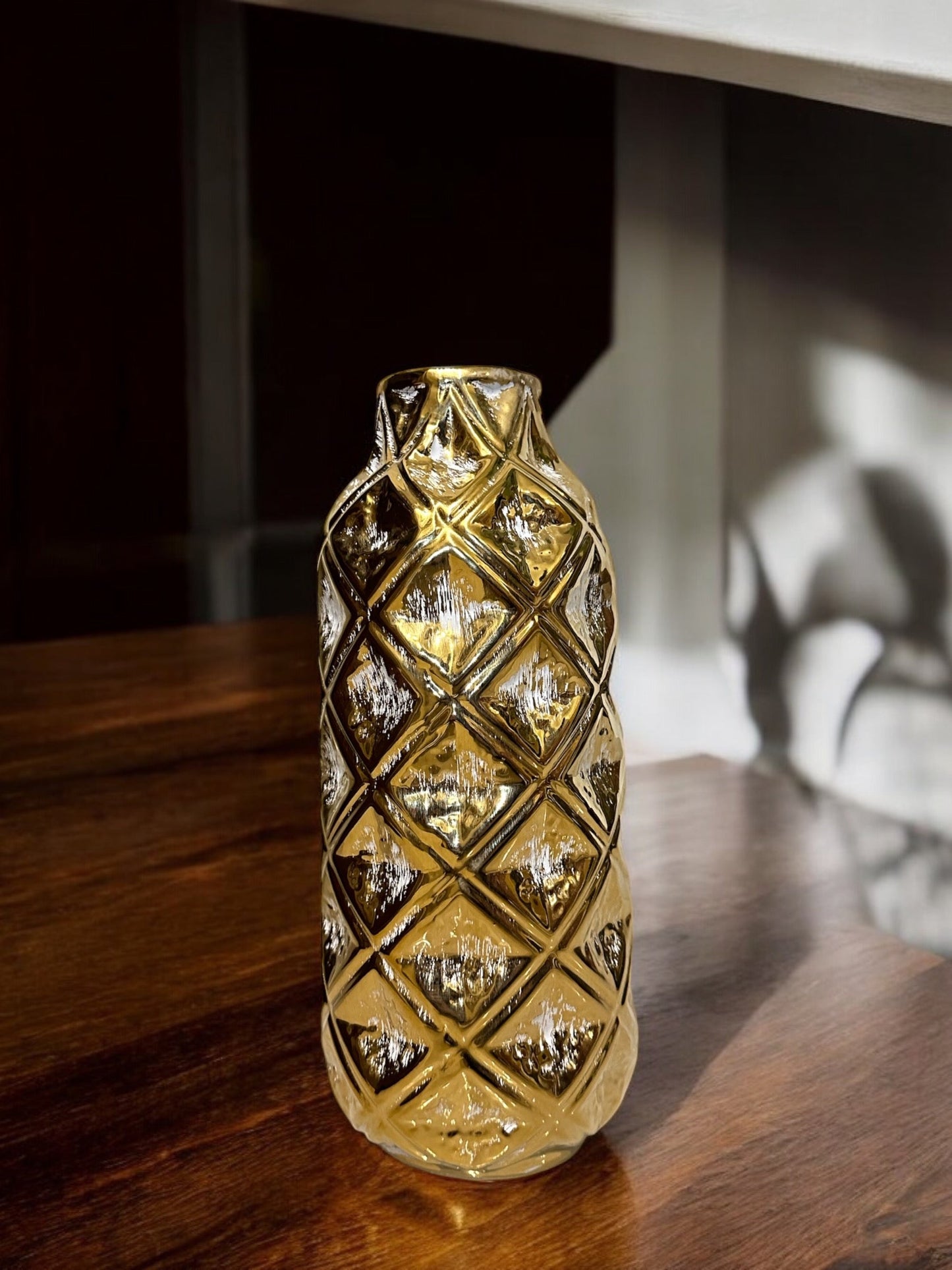 GOLDEN AND WHITE CERAMIC