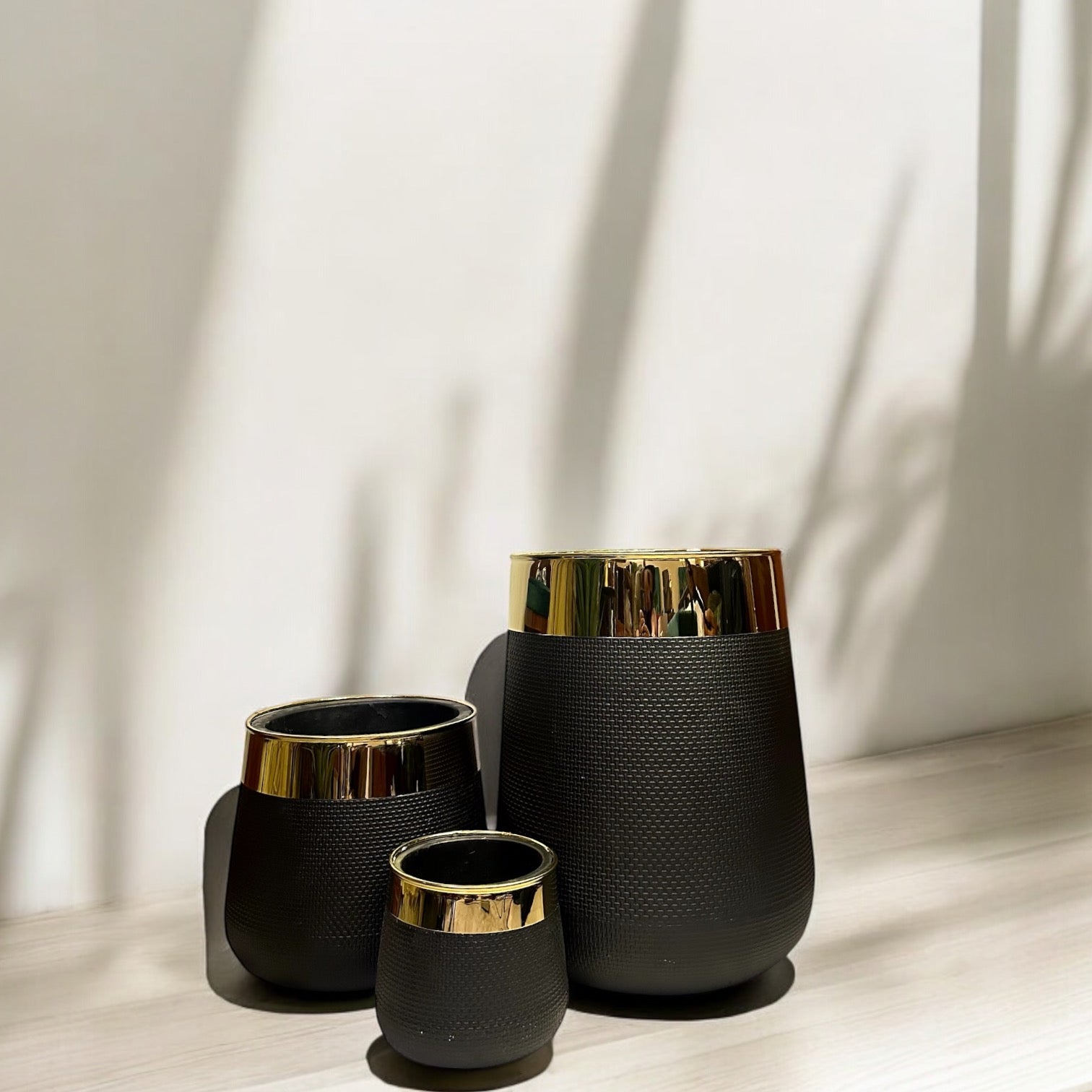 BLACK FIBER POT WITH GOLDEN RING
